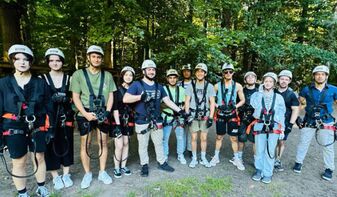 Die AVM Klasse in voller Klettermontur vor einem Wald