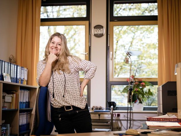 Julia Wagner in Ihrem Büro