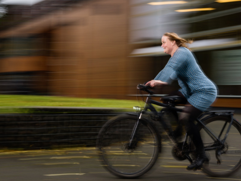 Frau Düesberg auf dem Fahrrad