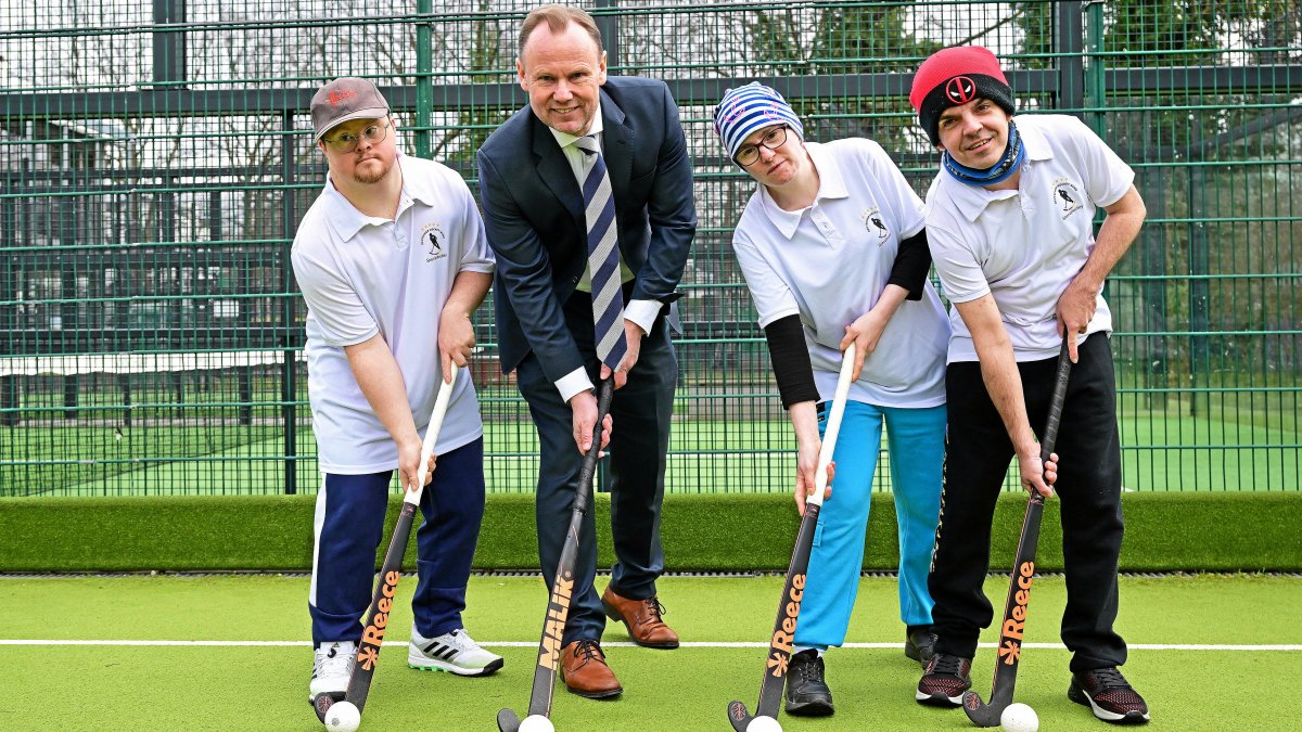 v.l. Tom Krohn, Andy Grote (Senator fuer Inneres und Sport), Verena Senger, Torwart Stefan Schlehahn (Hockey Nationalmannschaft Special Olympics Deutschland)