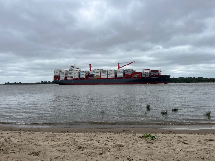 Ein Schiff auf der Elbe