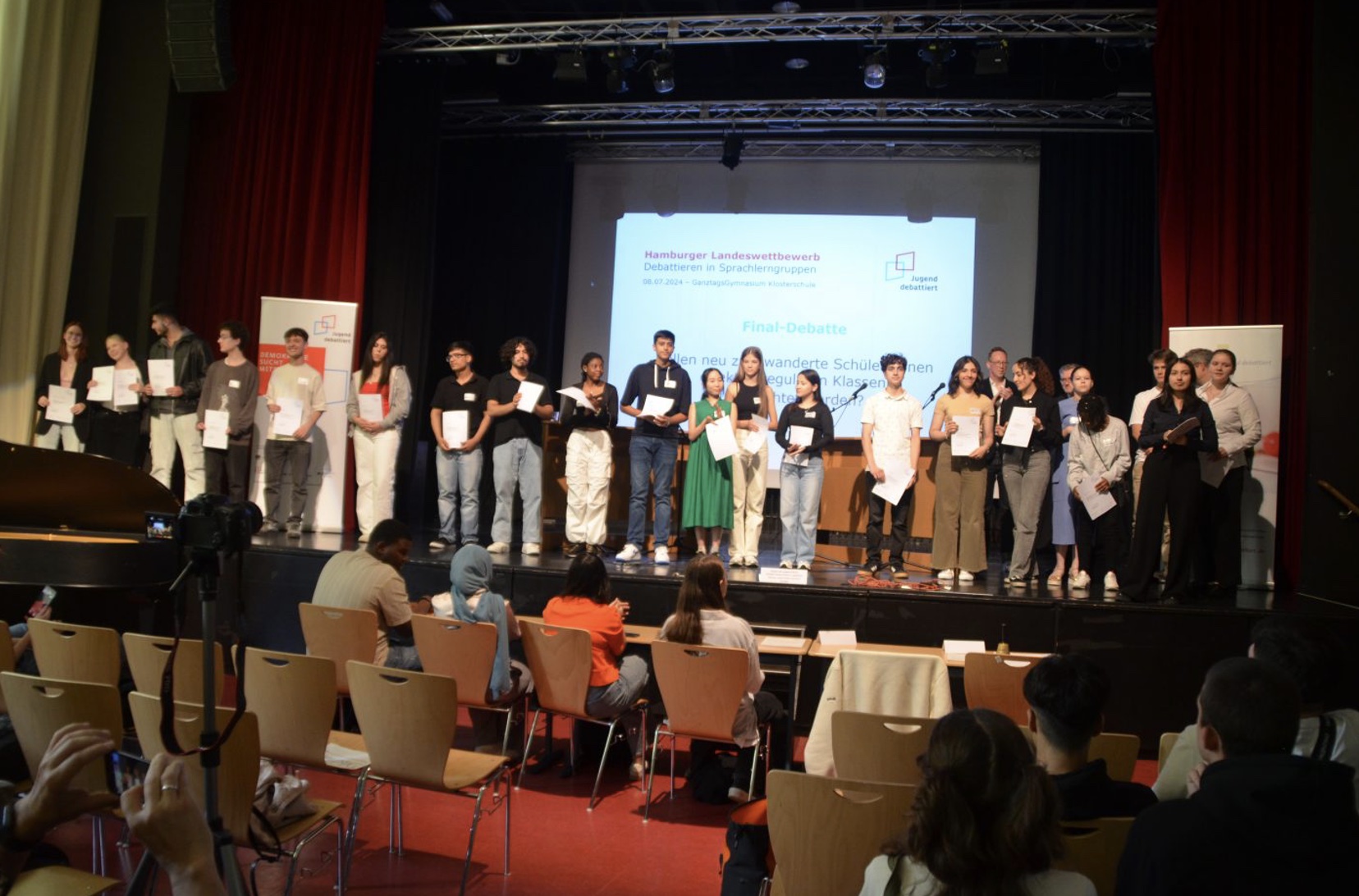 Urkundenverleihung - Jugend debattiert - auf der Bühne